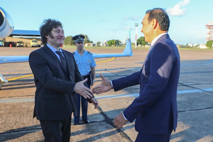 Milei fue recibido en el aeropuerto por Valdés