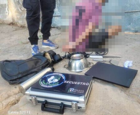 Pensó que encontraría clientes, pero no imaginó que eran policías