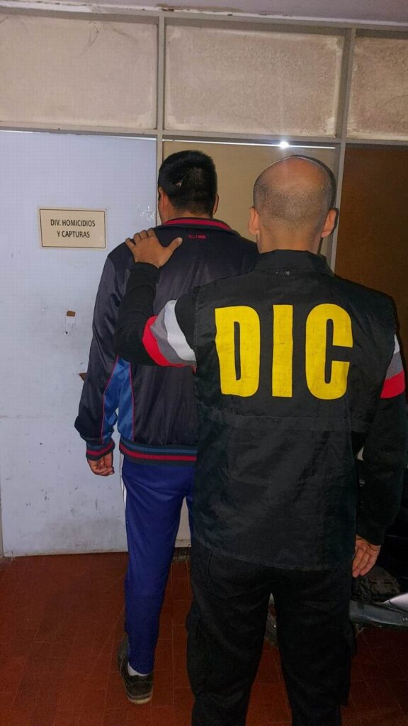 Agredió a su inquilino con machete y revólver