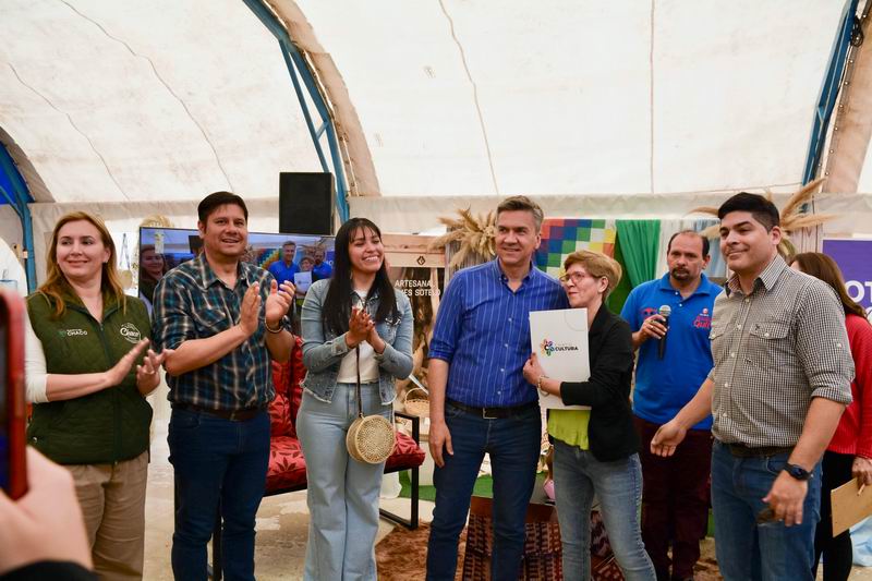 El gobernador acompañó la 47° Feria de Artesanía Aborigen Chaqueña
