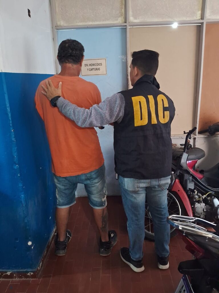 Dos amigos tomaban unas copas, se desconocieron y uno terminó baleado