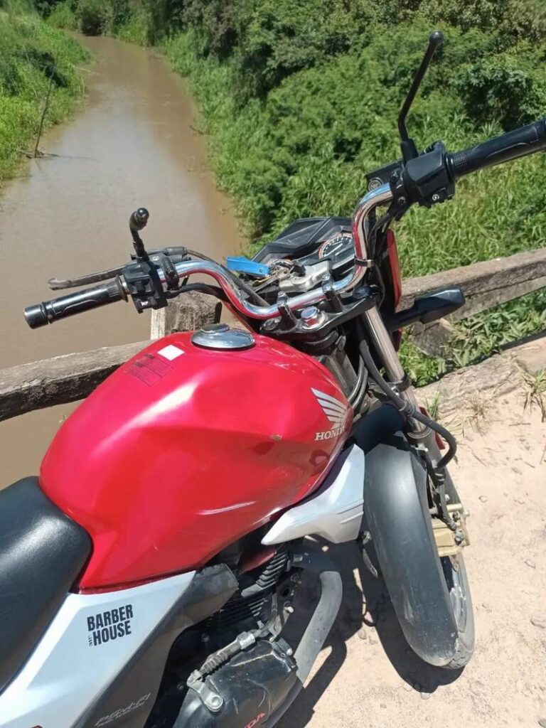 Falleció tras caer al río mientras iba en su moto