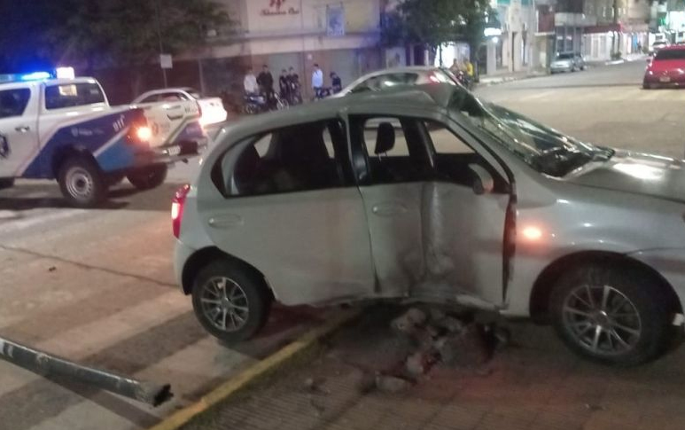 A gran velocidad, chocó y arrancó un semáforo