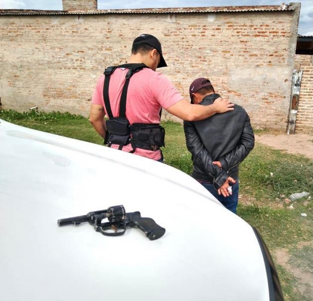 Enojado, la intimidó armado y le robó de todo