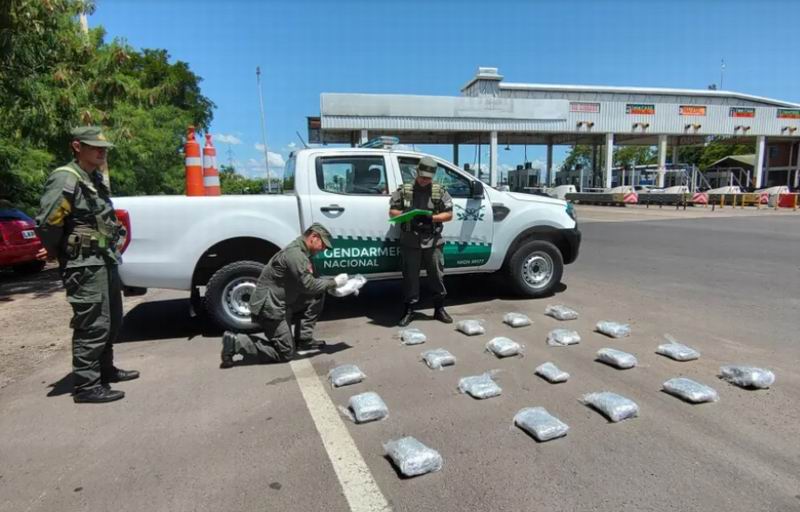 Detuvieron a dos hombres que iban recibir una encomienda con 20 kilos de marihuana