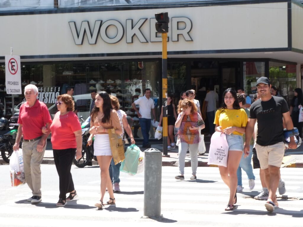 Las compras de último momento por Navidad: postales del centro de Resistencia