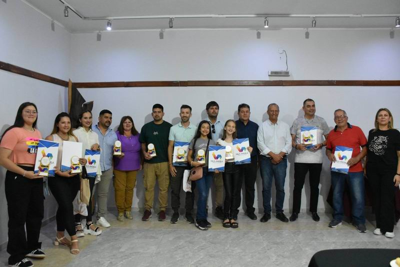 Adalberto Papp encabezó el homenaje a destacados deportistas, artistas y músicos