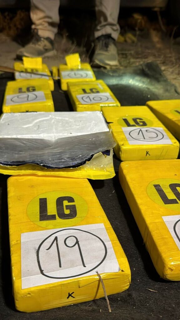 Huyeron pero dejaron su auto y 22 kilos de cocaína