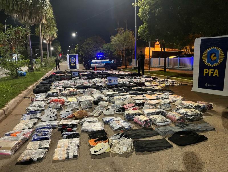 Confiscaron millonario contrabando de prendas