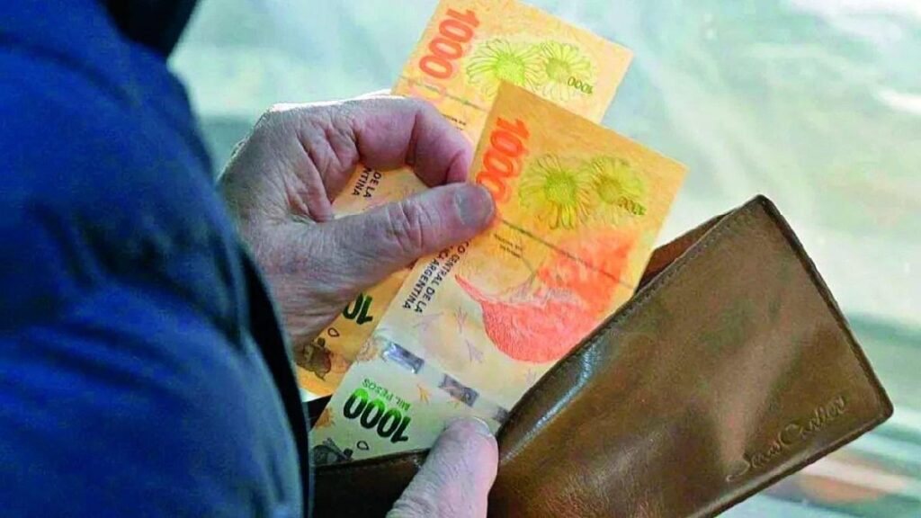 El salario mínimo perdió el 30% de su valor en tres meses y ya vale menos que en 2001