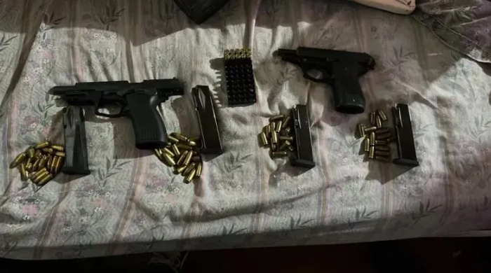Hallaron un arsenal luego de dos allanamientos por robos a mano armada