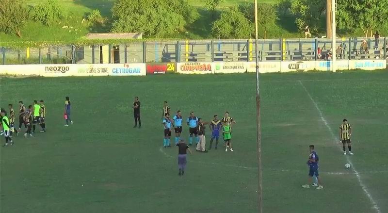 Violentos incidentes entre hinchas en cancha de Orione