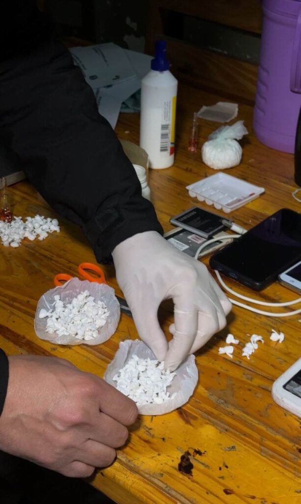 Policías lesionados y múltiples detenciones en operativo antidrogas