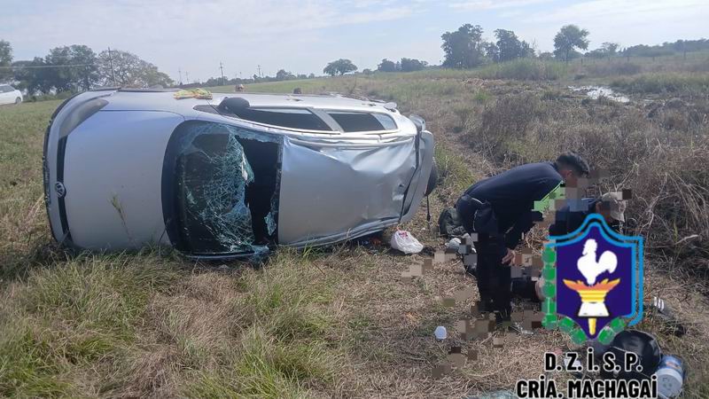 Una mujer perdió la vida al volcar un automóvil