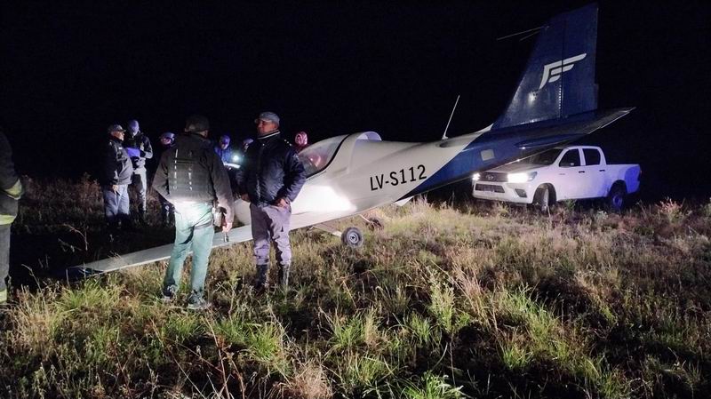 Aterrizó de emergencia una avioneta en un campo