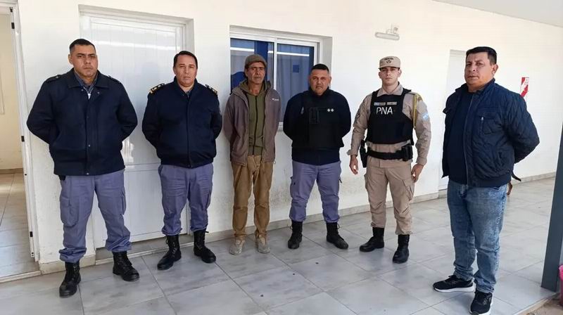 Salvó su vida a pesar que una barcaza le hizo caer de su canoa