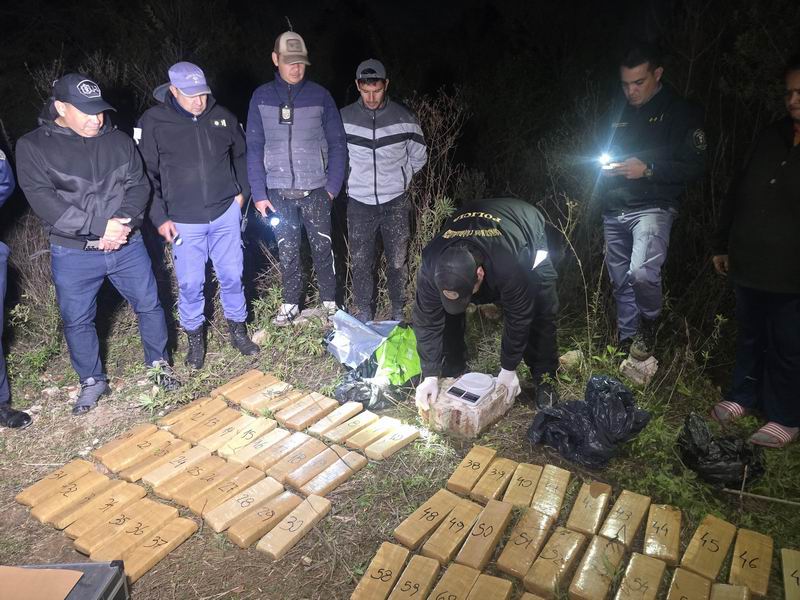 A los tiros huyeron, pero dejaron 50 kilos de droga