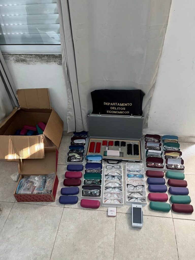Decía vender lentes baratos, pero no los entregaba