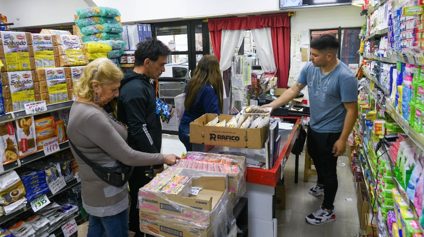 Las ventas minoristas cayeron por segundo mes seguido y el consumo no ...