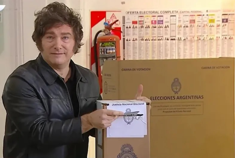 Con un fuerte operativo de seguridad, votó Javier Milei pero evitó dar declaraciones