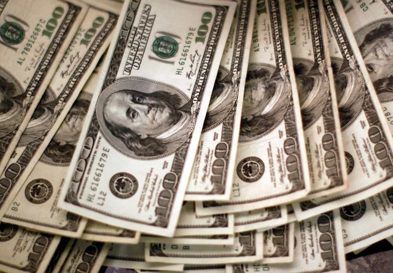 Vuelve a recalentarse el dólar: el oficial cotiza a $1500 y roza el techo de la banda