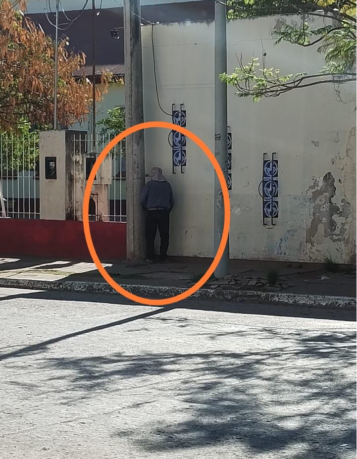 Detuvieron a un jubilado por orinar en la vereda de una escuela céntrica de Sáenz Peña