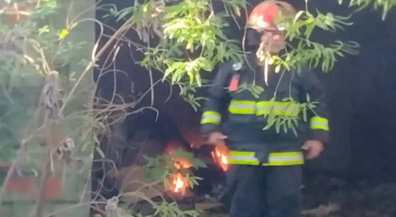 Un incendio destruyó una vivienda en el barrio Luzuriaga