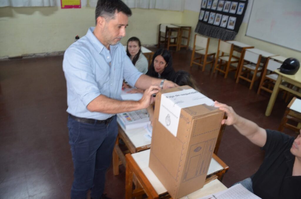 Votó Guillermo Agüero: «Es un momento clave en la vida democrática»