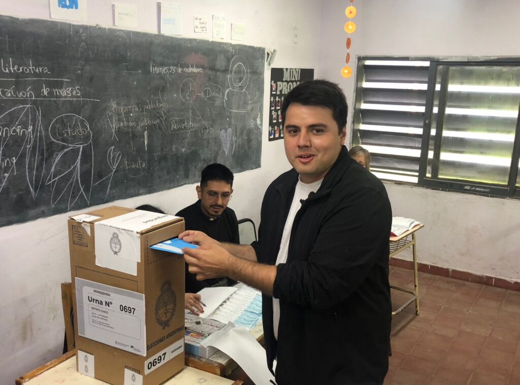 Votó Juan Cruz Godoy y resaltó que «se define el futuro del país»