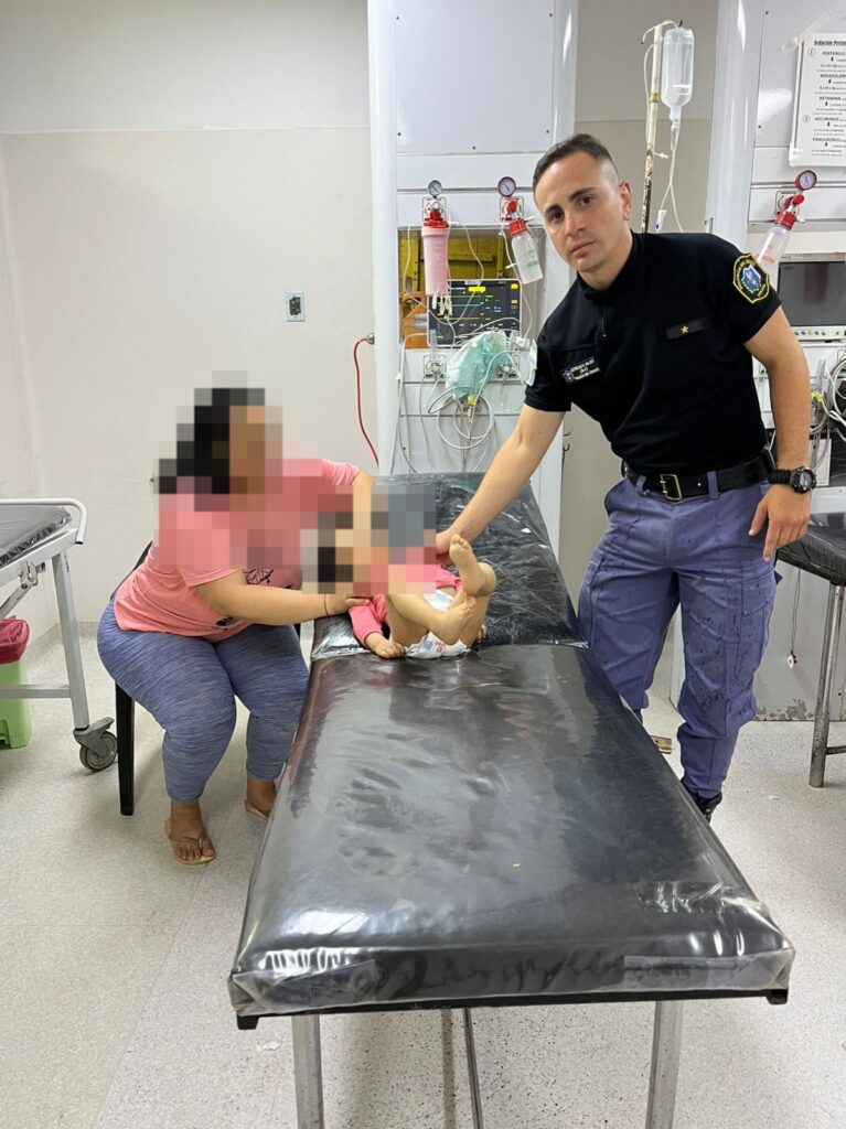 Rápido accionar policial permitió asistir a una niña que convulsionaba