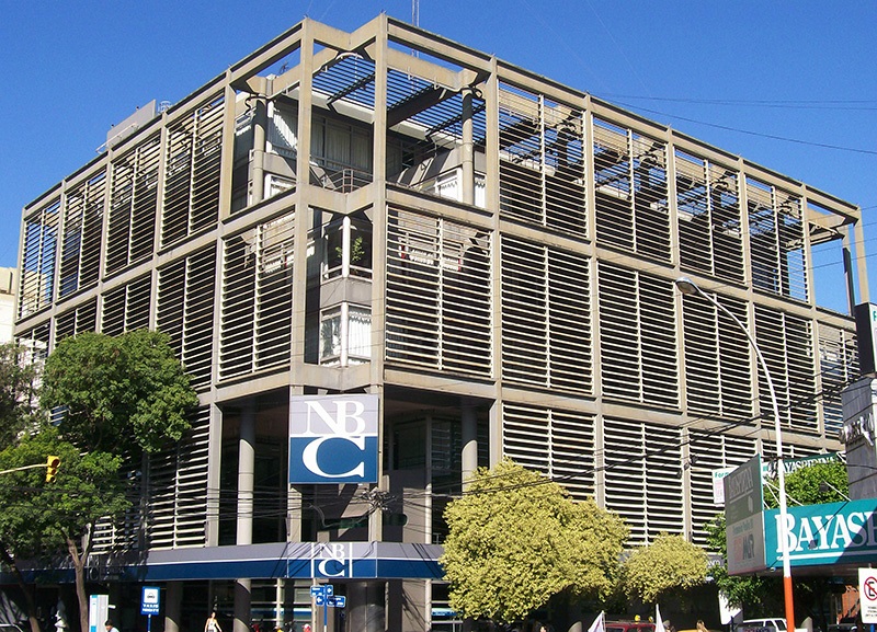 Los únicos que están bien: bancarios acordaron un ajuste salarial y el sueldo inicial es de casi $2 millones