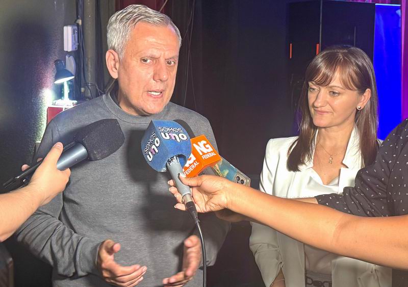 Schneider acompañó la charla motivacional de Bernardo Stamateas