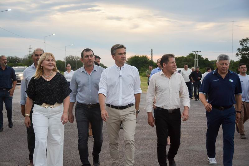 El gobernador habilitó la nueva iluminación en el acceso a la localidad