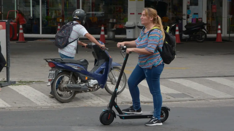 Monopatines: aseguradoras alertan sobre vacíos legales y falta de cobertura