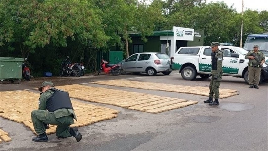 Puente General Belgrano: Gendarmería interceptó un camión con 1.200 kilos de droga
