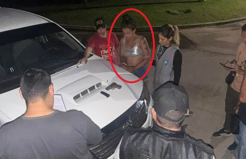 La «dejó pasar» por buen samaritano y ella robó su arma