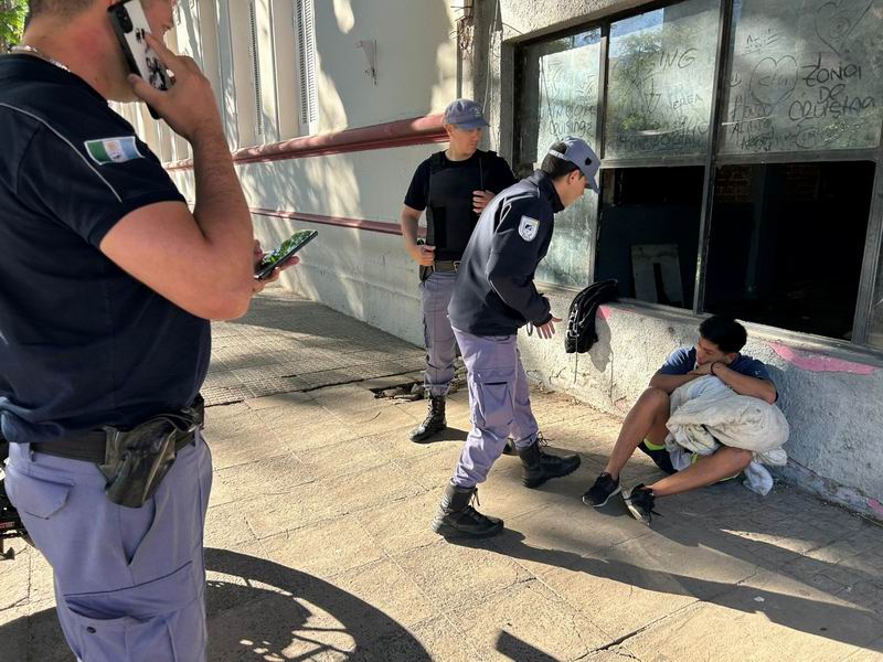 Tremendo caso de violencia frente a Casa de Gobierno