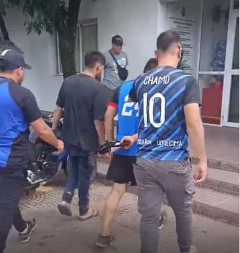 Motochorros arrastraron a una mujer para robarle y debió ser internada