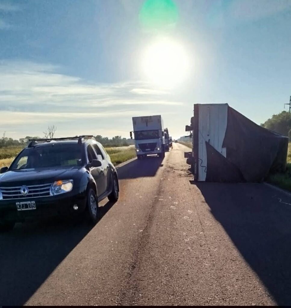 Vuelco de un camión brasileño en la Ruta 16, a la altura de Presidencia de la Plaza