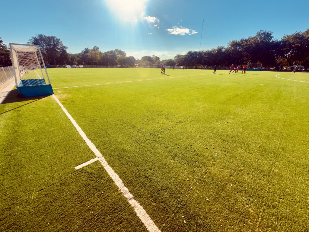 Sixty Club inauguró la nueva cancha de hockey y recibió elementos deportivos