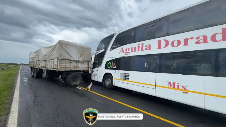 Sin lesionados, pero con demoras: choque entre camión y ómnibus en la Ruta 11