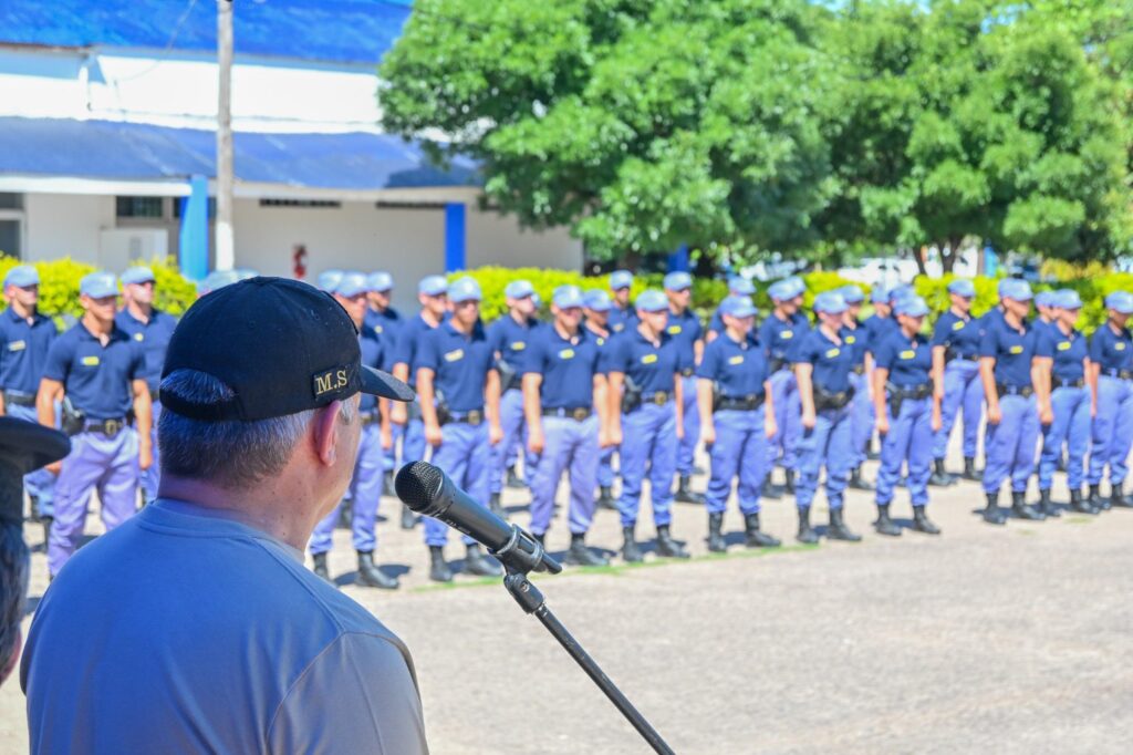 Entregaron armas y uniformes nuevos a policías egresados en diciembre