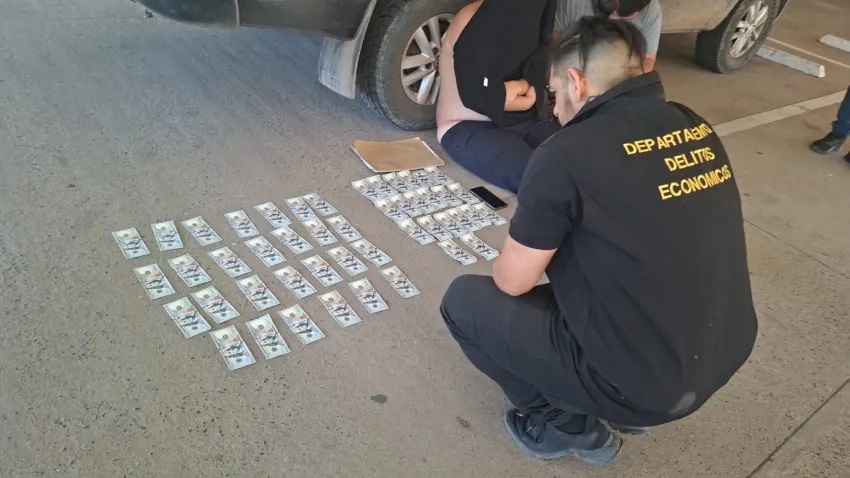 Detuvieron a un joven en el Shopping Sarmiento con 4700 dólares falsos