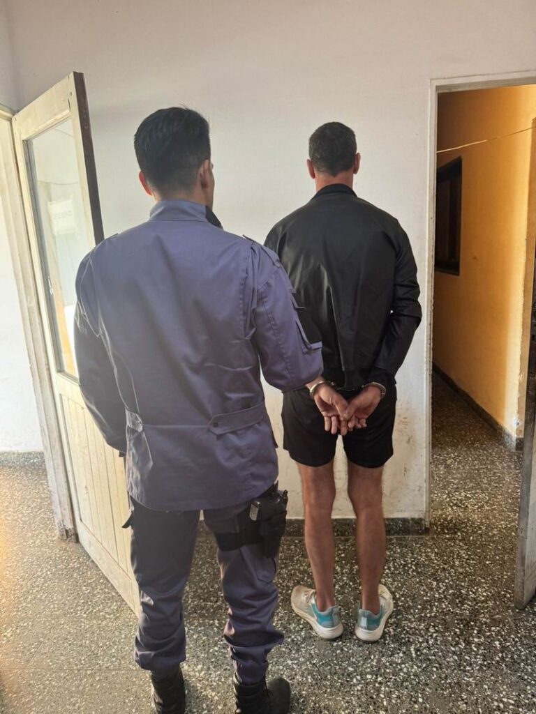 No había desaparecido, sino que fue a acosarla