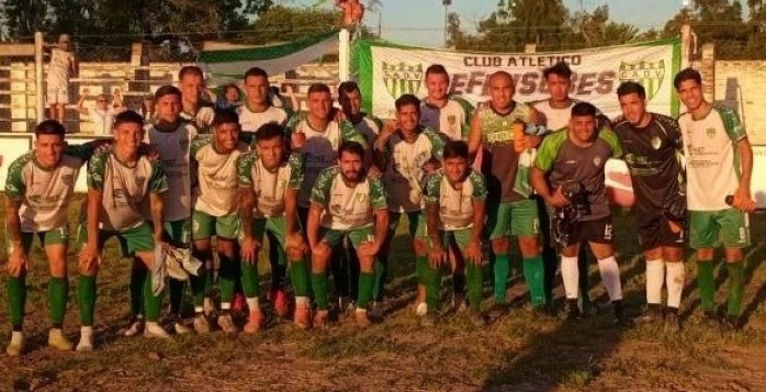 Defensores dio el primer golpe en Castelli y quedó a un paso de la final