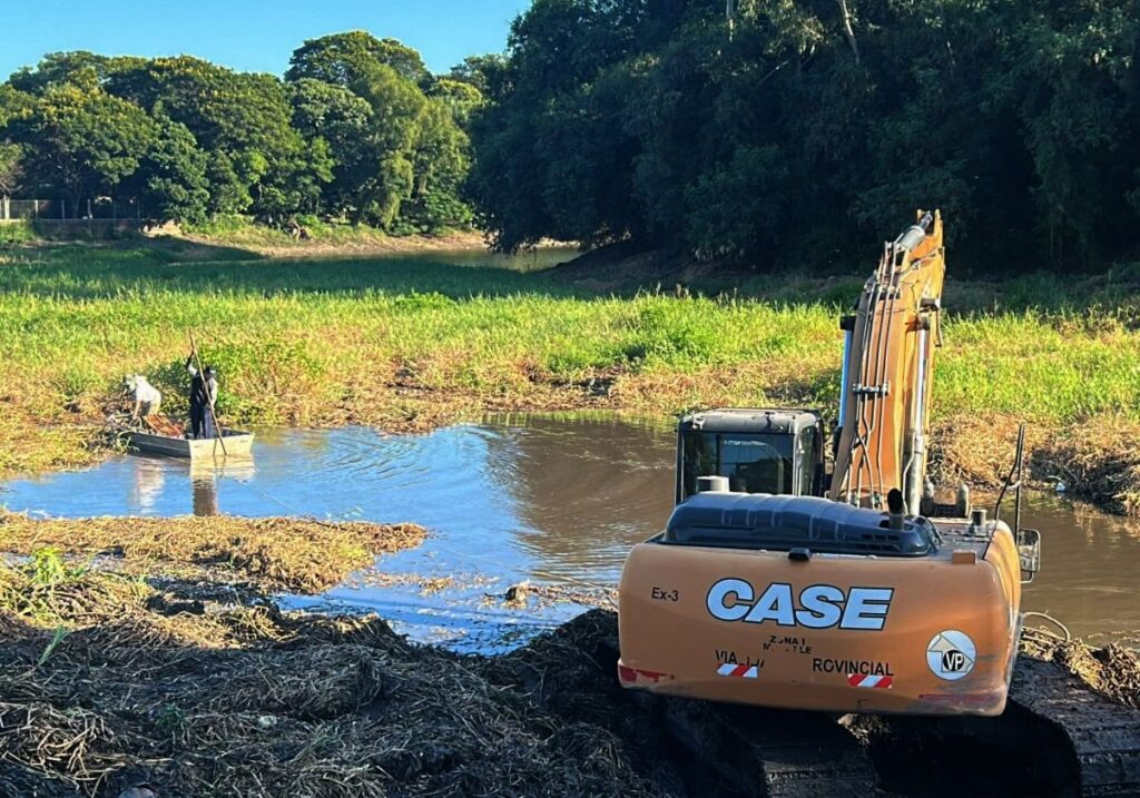 Equipos del Municipio y de la APA limpiaron el río negro frente al Club Regatas Resistencia