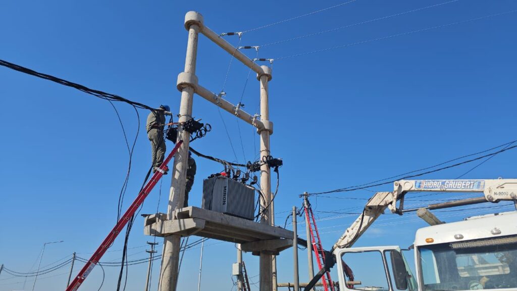 El Gobierno provincial fortalece la red eléctrica en barrios de Juan José Castelli