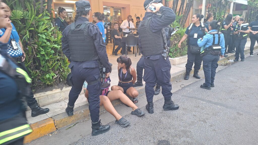 Caos en operativo de tránsito en Resistencia: dos menores de edad intentaron prender fuego una moto y terminaron demoradas