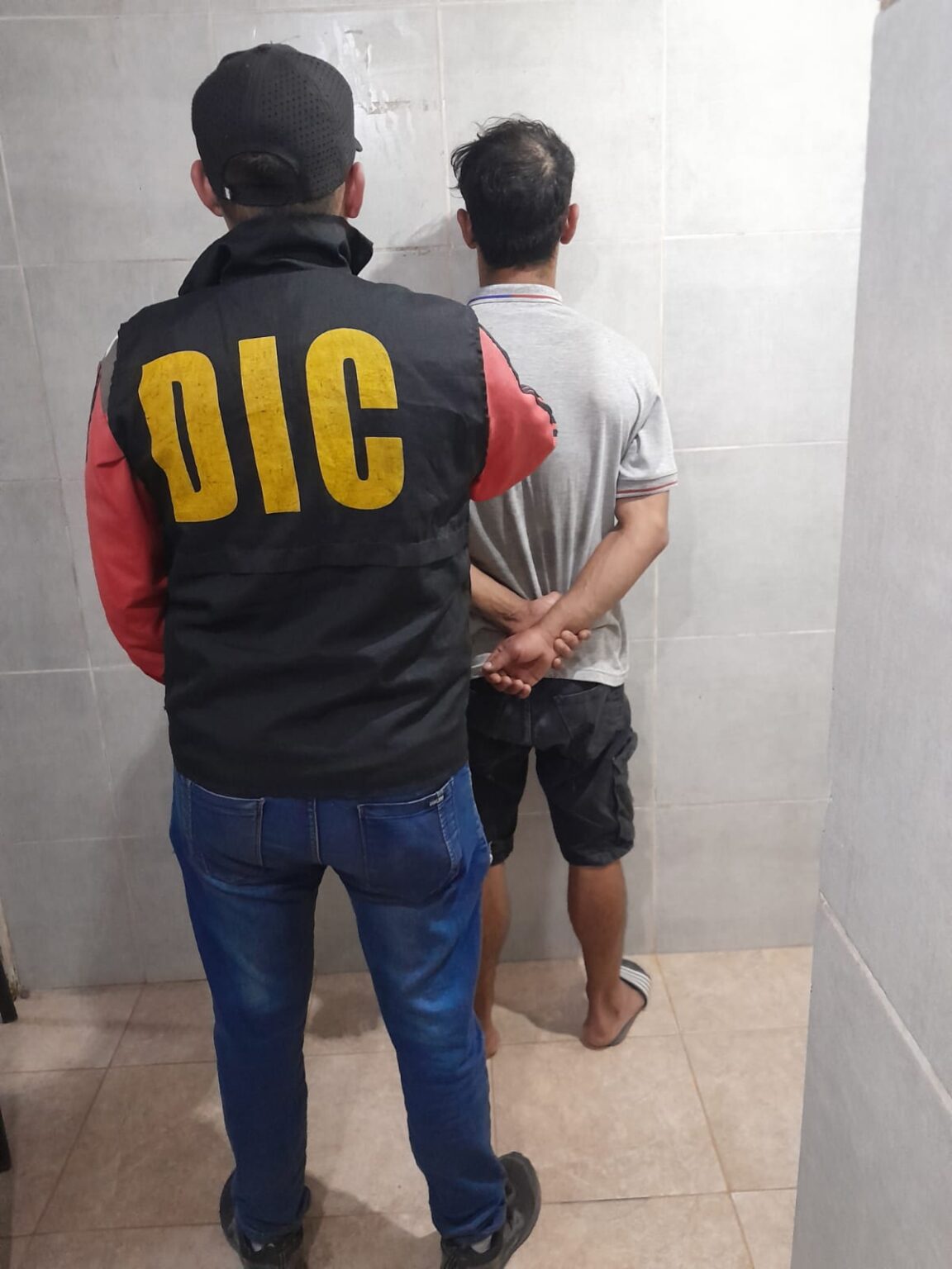 Lo pararon para un control de rutina y descubrieron que tenía tres ...