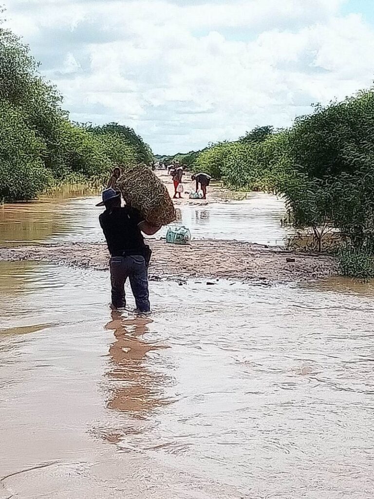 Asistencia policial a afectados por las aguas